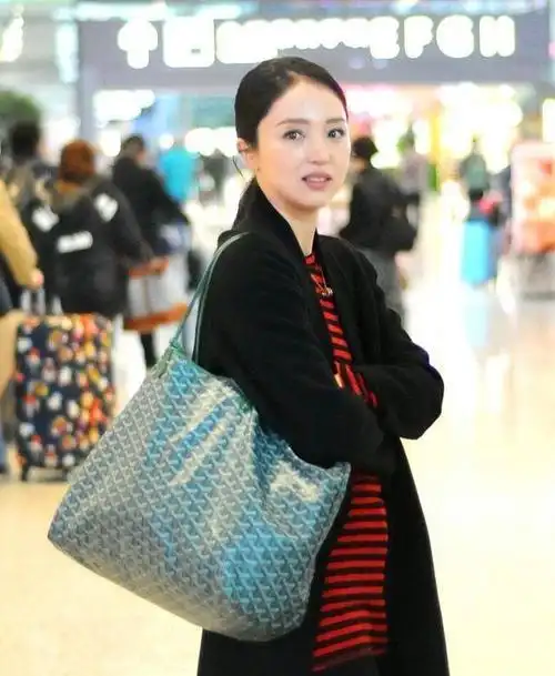 35岁董璇身材发福小腹突起疑似怀二胎,网友:衣服都撑出弧度了