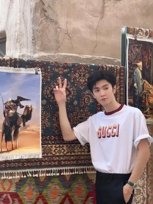 《f风尚志》四月刊封面故事大片窥见陈哲远的旅行日常,多样化风格展现