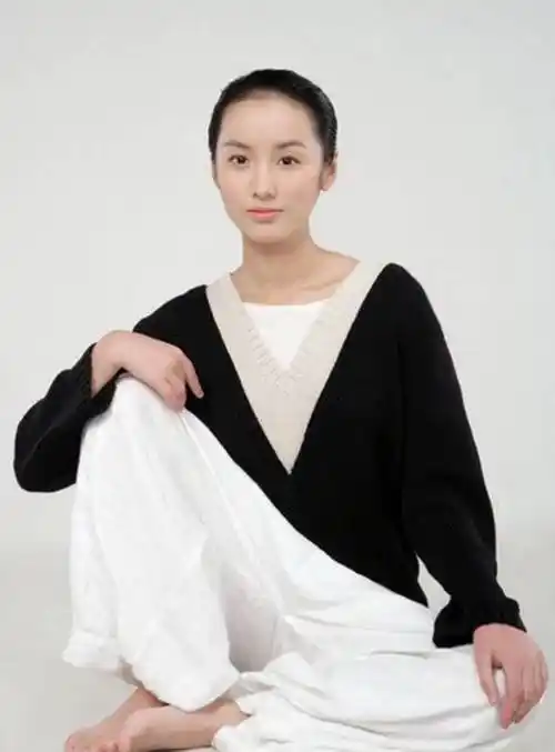 她就是吕一.作为重庆妹子的她,从小就很喜欢跳舞.