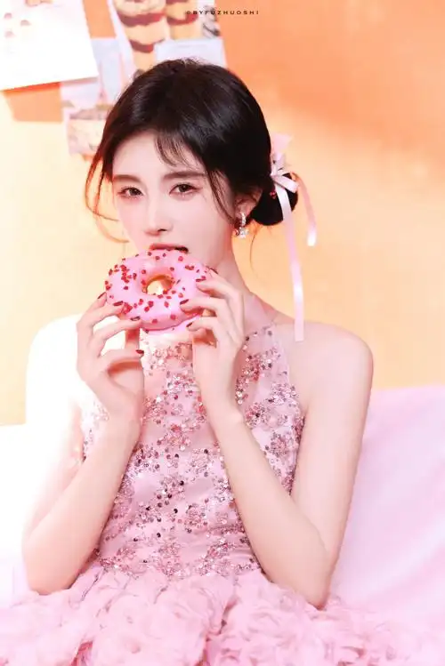 鞠婧祎粉色亮片纱裙