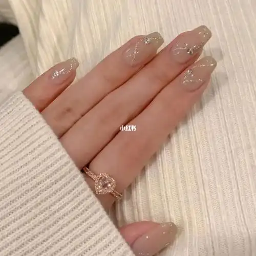 显白短款冰透裸美甲78闪到失焦