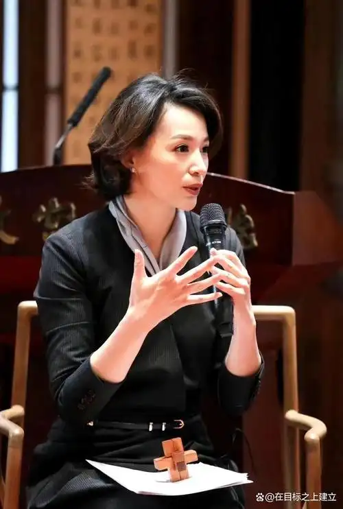 董卿独自一人带儿子逛集市,素颜低调无人识,状态松弛安享生活