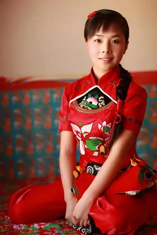 演员王二妮因买不起房回家种地放牛是有隐情还是不忘初心