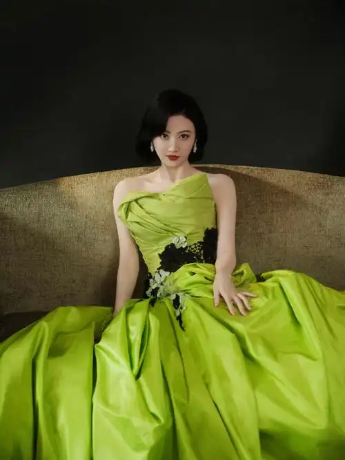 景甜超话亮相#鹅场2024大剧片单#盛典    绿色抹胸礼服 from valentin