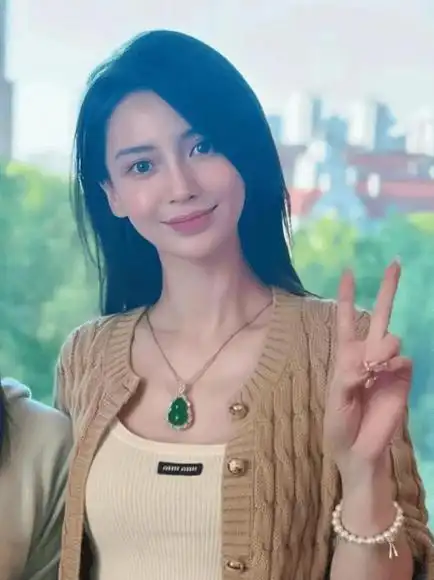 期待董卿和杨颖在屏幕前给大家带来更多惊喜.