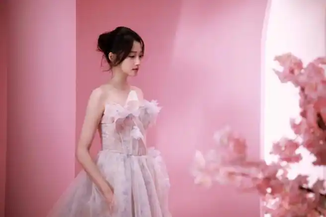 关晓彤春日花仙子