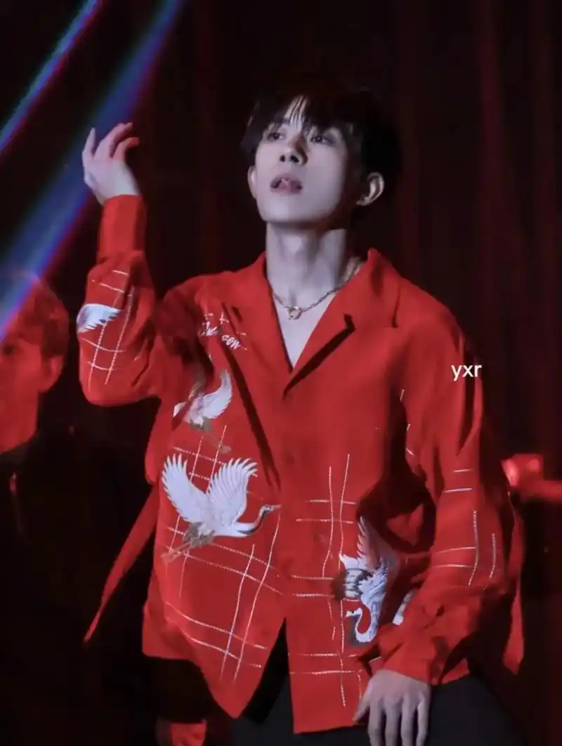 千玺是我见过穿红色最好看的人.#易烊千玺 #易烊千玺壁纸 # - 抖音