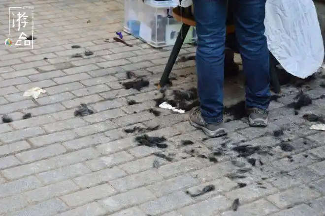 重庆最便宜理发店人和街上的推头摊剪头发只要5块钱