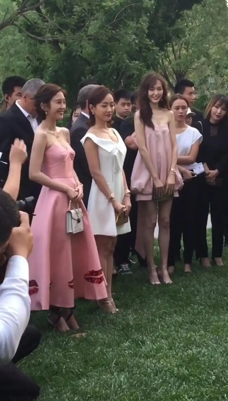 唐嫣,唐艺昕,杨蓉在户外参加活动,齐露香肩美不胜收