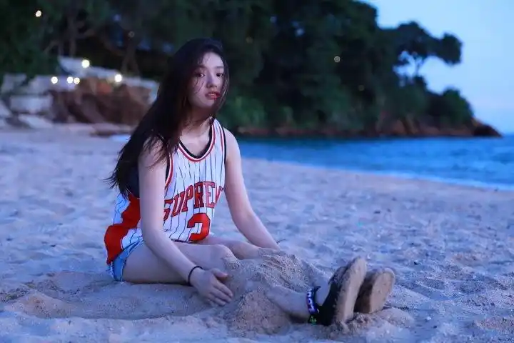 穿球衣的少女星女郎林允沙滩清纯迷人