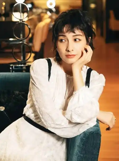 吴昕换了款羊羔卷穿背带裙年轻10岁心动的感觉