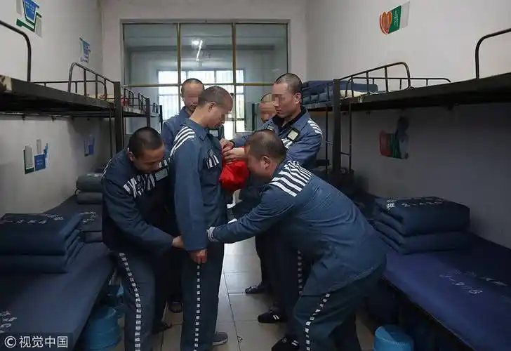 改造17年 囚子"离监团聚"