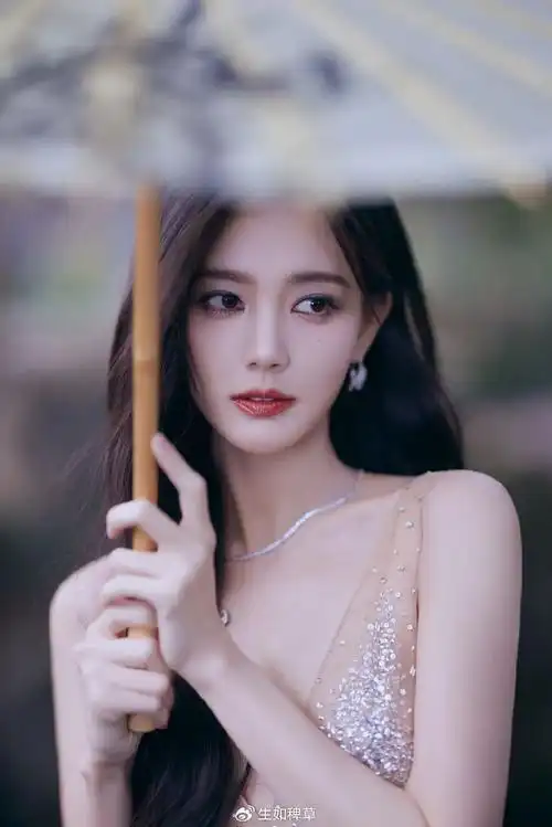 这里面她还没改艺名用着李雪这个原名,按照介绍来说那个时候的李一桐