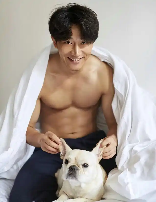 黄轩亮出八块腹肌,好身材毋庸置疑,你被吸引了吗