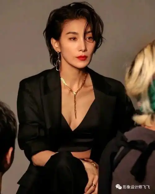 40几岁的女人怎样穿出气场?学韩国女星金瑞恩西装穿搭,简约高级