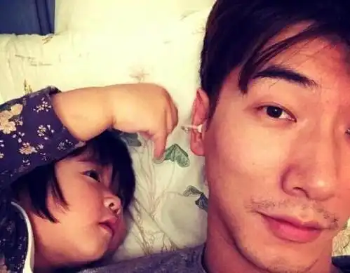 张亮他们一家四口颜值太高了小妹妹也很可爱