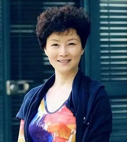 66岁朱茵近照曝光:皮肤白皙发际线后移,穿拖鞋赶高铁亲和力十足