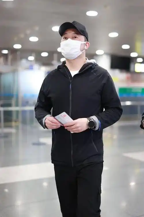 沙溢身穿黑色运动套装戴棒球帽利落减龄