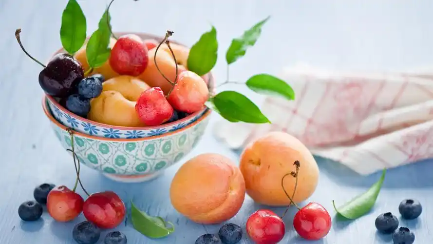 静物水果,杏,樱桃,蓝莓,浆果,树叶 壁纸