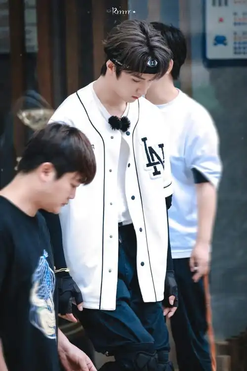 刘耀文发带造型上班饭拍