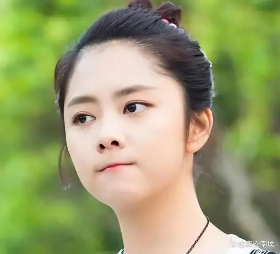 差不多时段播出的《旋风少女》中,谭松韵脱下了校服.