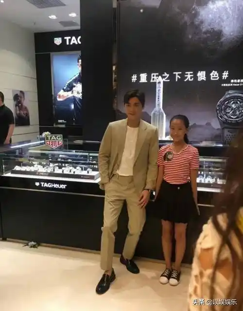 盘点娱乐圈"绅士腿",白敬亭帅,陈伟霆搞笑,她让人感到惭愧_吴磊