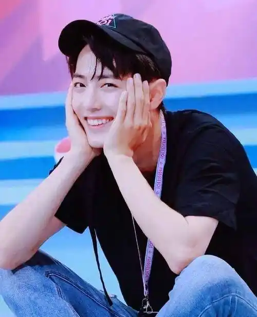 有一种微笑叫"肖战的微笑",像装满糖的蜜罐,像春暖花开_笑容_不知道