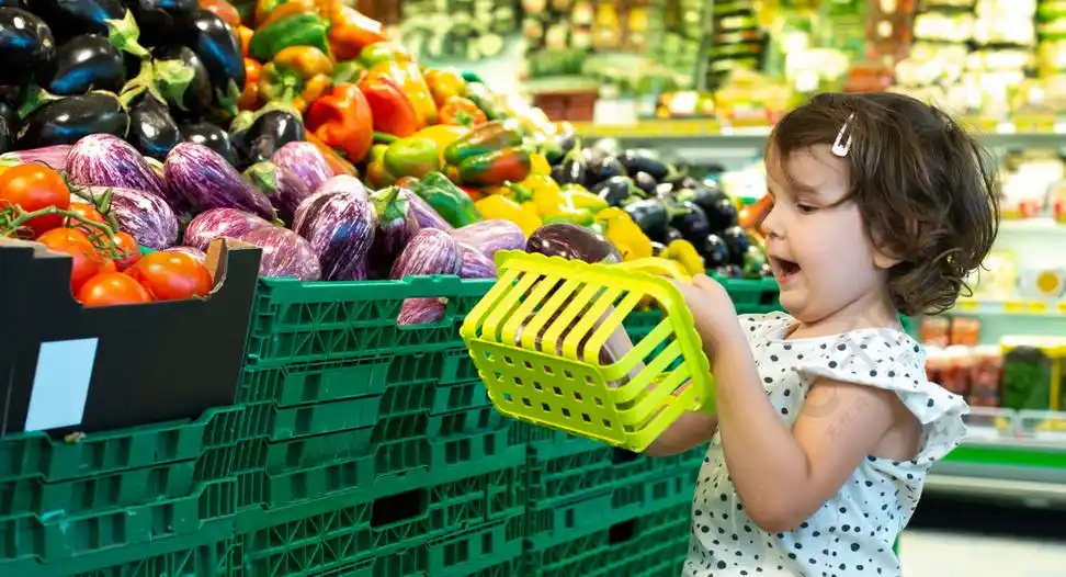 儿童在超市购物茄子在大卖场购买水果和蔬菜的概念小女孩拿着购物篮