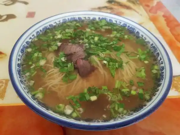 兰州拉面起源于甘肃省兰州市,据传始于1915年,当时有一位名为马兰的人