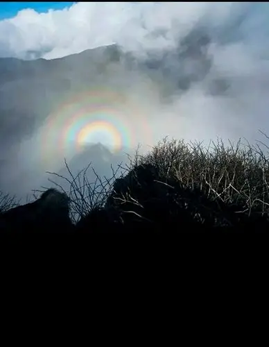 早晨或雨后,天空常出现一道七彩光环,世人称"佛光""佛影〃.