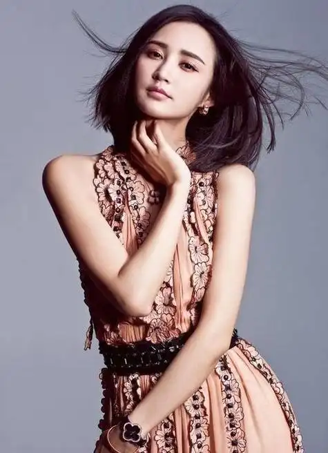 中国内地知名女演员张歆艺以其出色的演技和独特的魅力赢得了广大观众