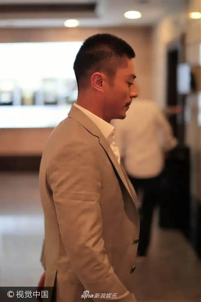 组图:霍建华休闲西装显帅气 走路带风星味十足