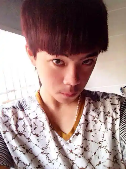 本人初中生一枚有个男生主动很想和我做同桌,每次都帮我占位如果没和