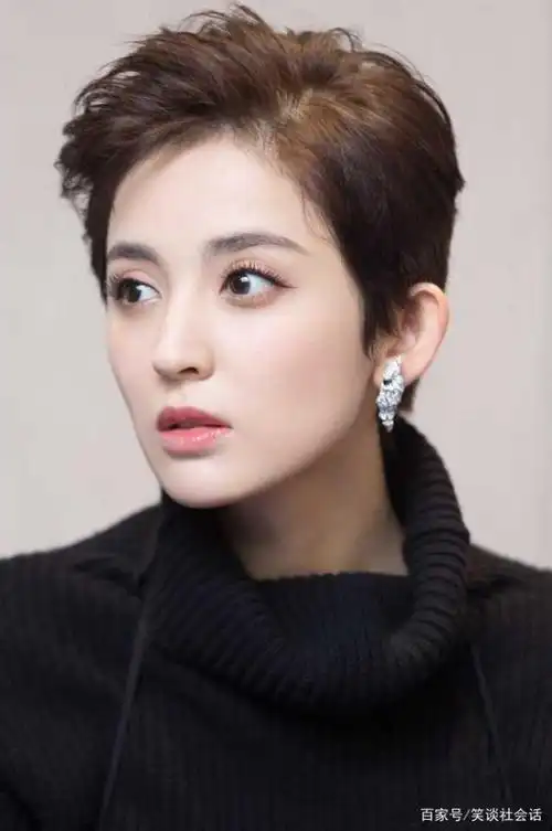 古力娜扎五官精致轻松驾驭俏皮短发,酷帅不失灵动!