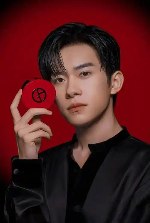 新鲜的阿玛尼代言人易烊千玺这波4k级的美貌,好高级!