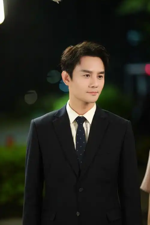 王凯超话#王凯向风而行#顾机长@王凯kkw帅照直达剧照是新的,但魅力值