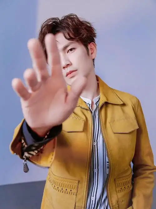 钟汉良最新时尚写真尽显射手座特性,多种风格信手拈来完美驾驭