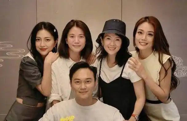 袁咏仪携章子怡容祖儿等为老公庆生,她无惧被艳压素颜出镜超自信