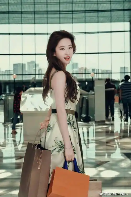 刘亦菲f1阿布扎比大奖赛惊艳亮相,网友直呼"美爆了"