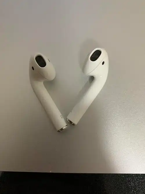 自用 airpods 2代 平常使用的不多 8-9成新吧 不是山寨 绝对正品 400