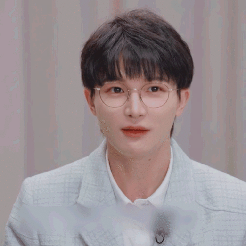 周深超话#周深声生不息家年华#    戴眼镜把我迷晕了03@卡布叻_周深