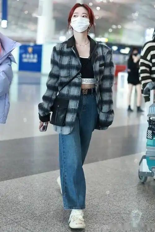 2023年3月21日,北京,张紫宁机场出发潇洒优雅.