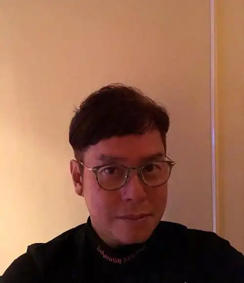 70岁谭咏麟告别抗疫爱恩c谭发型,换成短发帅气精神更显年轻了