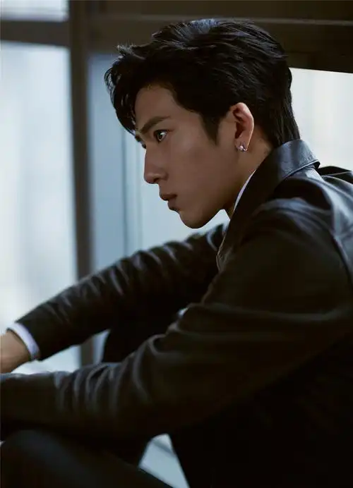 井柏然空降成都亮相《攀登者》首映礼 真挚演绎李国梁戳人泪点