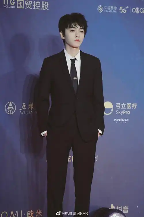 王俊凯一身黑色西装出席金鸡百花电影节开幕式