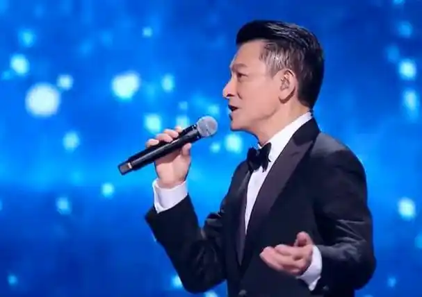 刘德华的控场能力可以说是非常强了,各种和台下互动,这次也是梳了一个