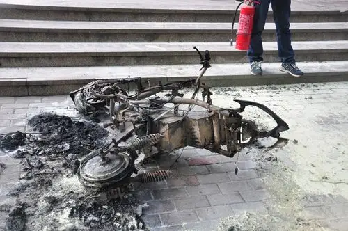 电瓶车电动车锂电池易起火常见原因发生爆燃有多可怕