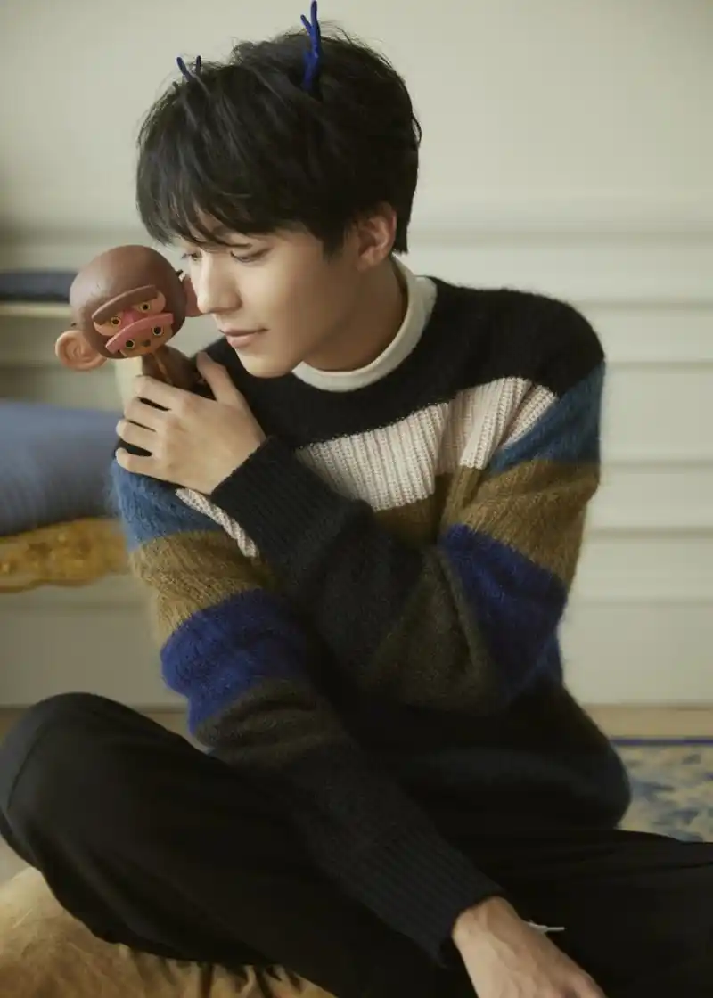 12月24日,一组王俊凯冬日写真大片曝光,照片中,王俊凯身穿拼色毛衣头