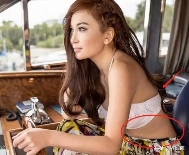 57岁温碧霞穿吊带搭短裙大秀丰满身材肤白貌美大长腿太性感了吧