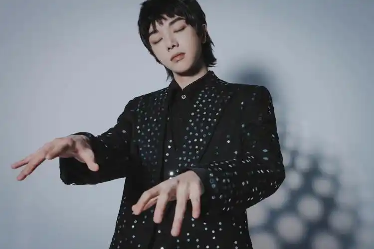 华晨宇出道九周年音乐会造型写真释出 黑衣王子高冷帅气有型_凤凰网